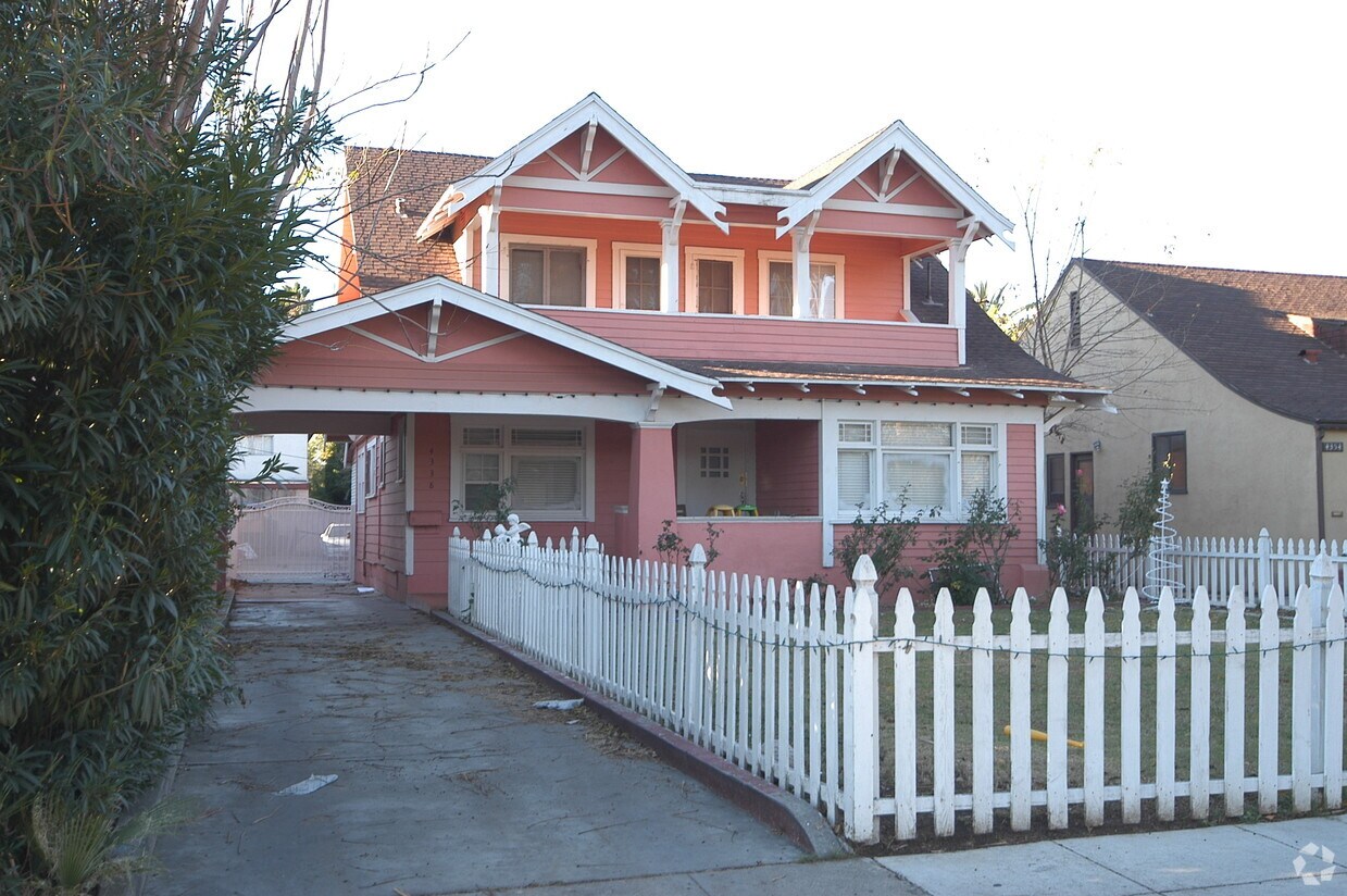 Primary Photo - 4338 University Ave