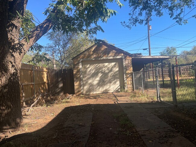 Building Photo - Charming 2 Bedroom, 1 Bath Home