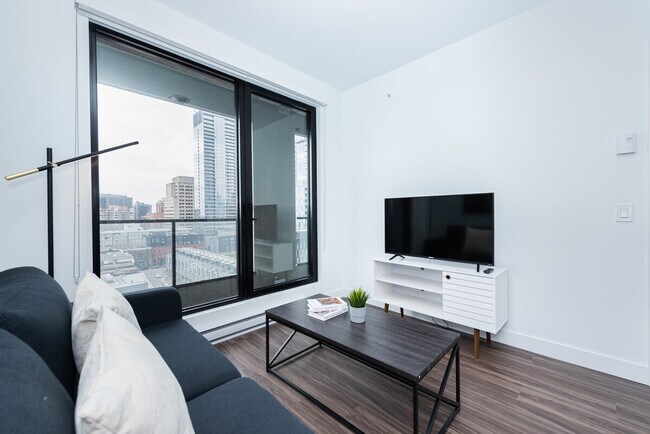 Building Photo - 1004 Rue de la Montagne