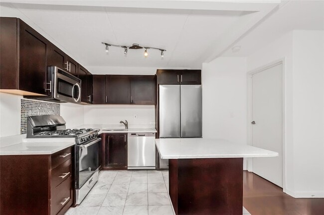 Foto del edificio - 1155 Warburton Ave