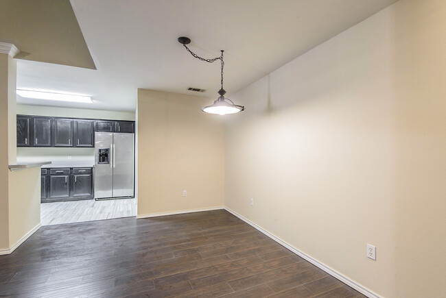 Building Photo - 447 Oak Leaf Dr