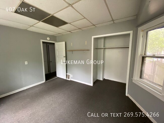 Building Photo - 407 Oak St