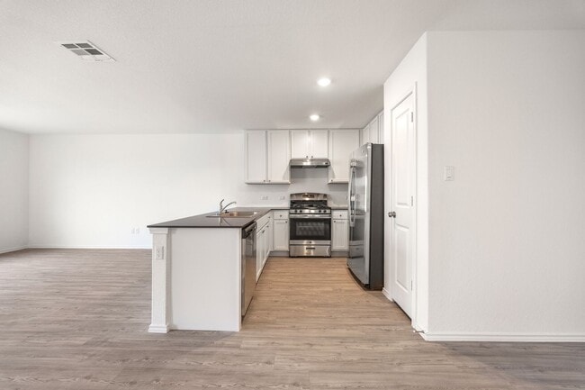 Building Photo - Charming 4BR/2BA in St. Hedwig – Open Floo...