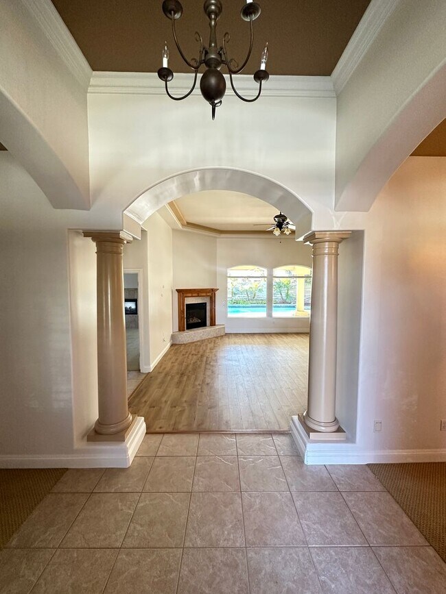 Foto del edificio - Elegant 4-Bedroom Home in the Prestigious ...
