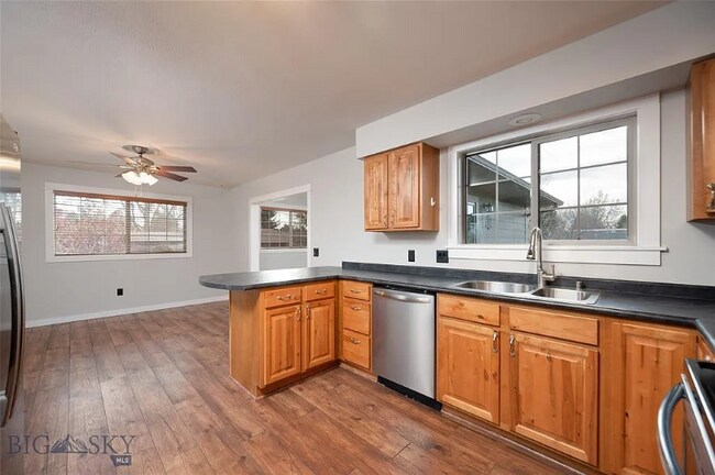 Foto del edificio - Spacious and Upgraded, Pet Friendly 4 Bed,...