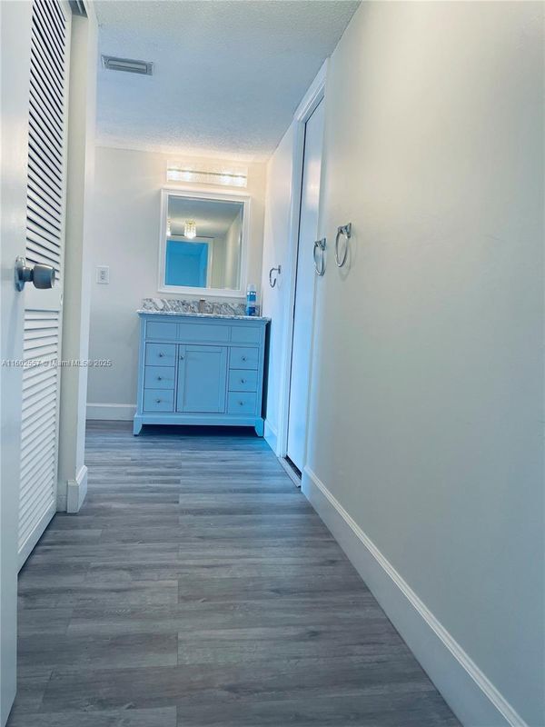 Foto del edificio - 873 NE 195th St
