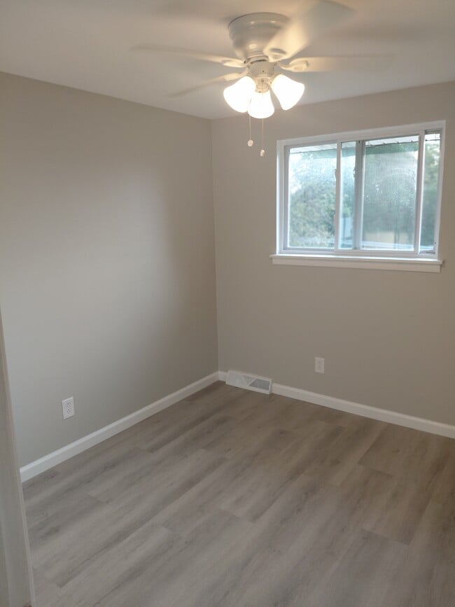 Building Photo - 102 Maple Ave