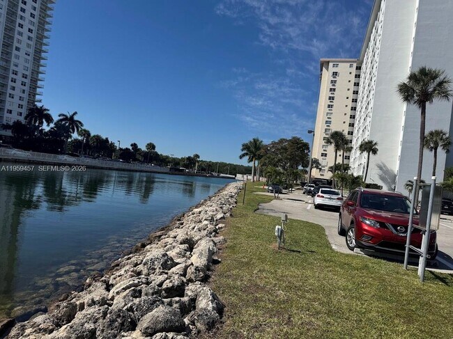 Foto del edificio - 400 Kings Point Dr