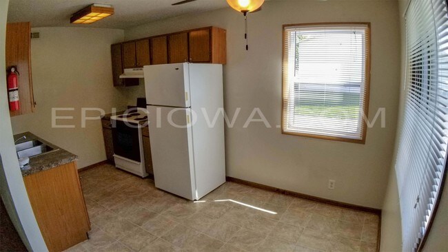 Building Photo - 1211 O Ave Pl NE