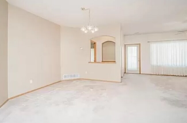 Building Photo - Highly sought after 2 bed/2 bath twin home...