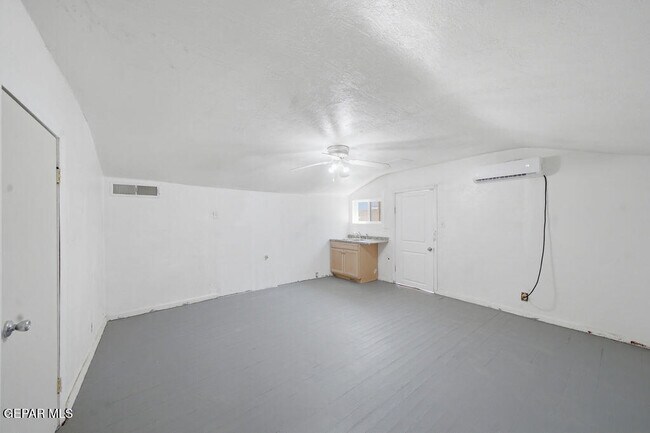 Foto del edificio - 5833 Ybarra Ct