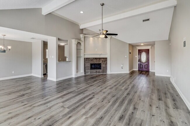 Building Photo - 821 Clement Dr