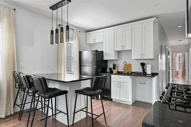 Building Photo - Queen room in 4-bed/1.0-bath Home