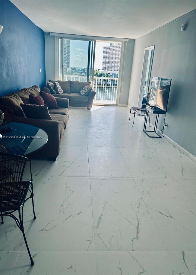 Foto del edificio - 121 Golden Isles Dr