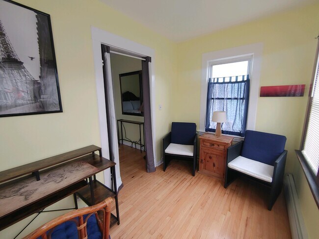 Office space in bedroom - 735 Amherst St