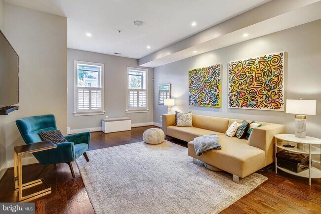 Sala de estar enorme - 730 Girard St NW