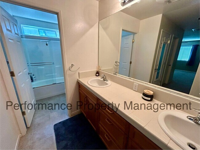 Building Photo - Beautiful 3 Bed/2 Bath Home in SW Bakersfi...