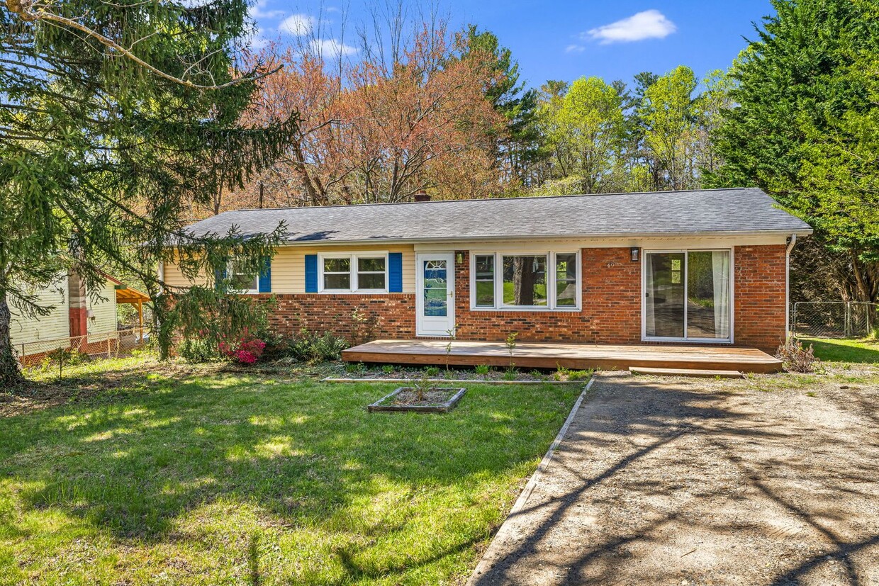 Primary Photo - 3-Bedroom West Asheville Ranch with Bonus ...