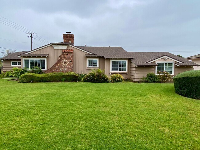 Building Photo - 3 Bed, 2.5 Bath Home Boasting with Character!