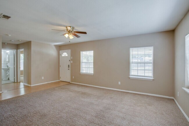 Foto del edificio - Pre-leasing for July