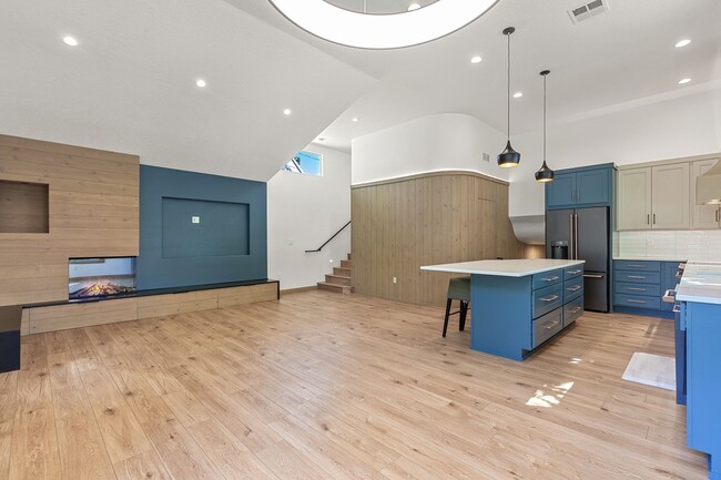Building Photo - Beautiful home down town CDA