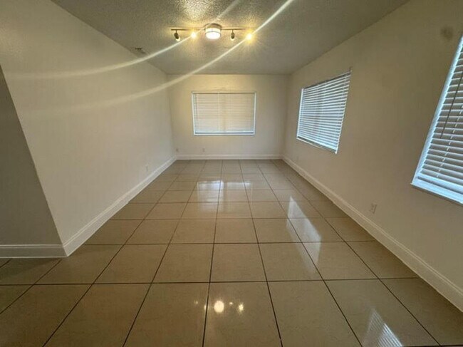 Foto del edificio - 7777 Pines Blvd