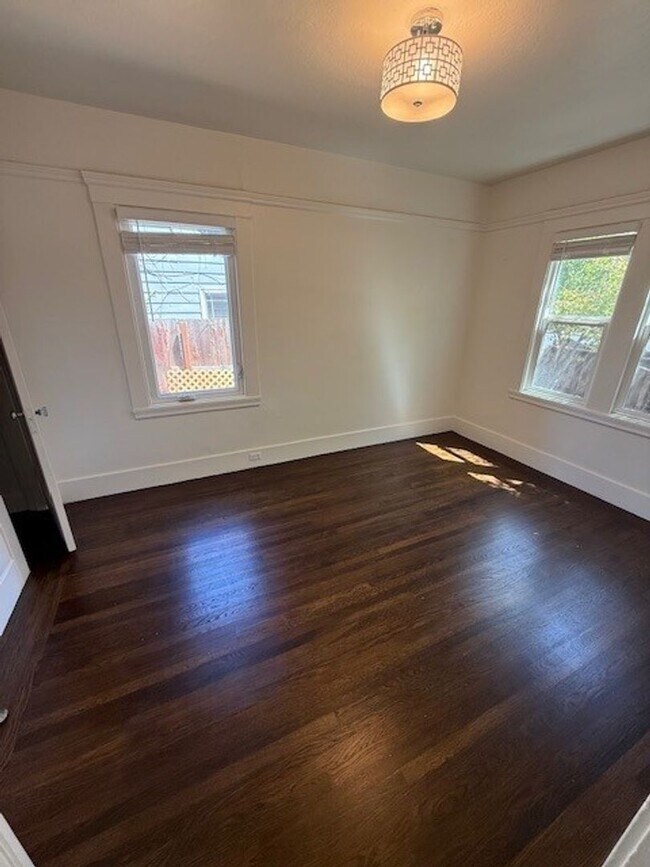Foto del edificio - Burlingame Charming One-Bedroom Home