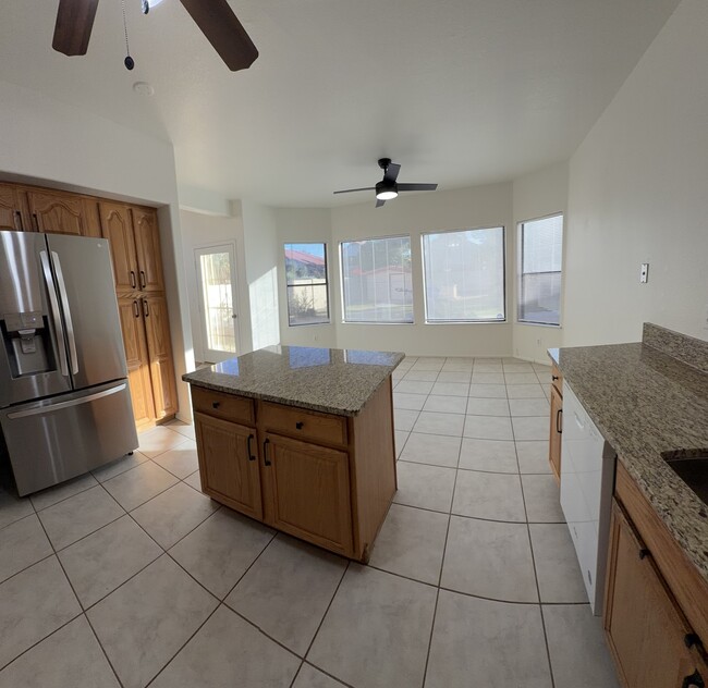 Building Photo - 949 E Gila Ln