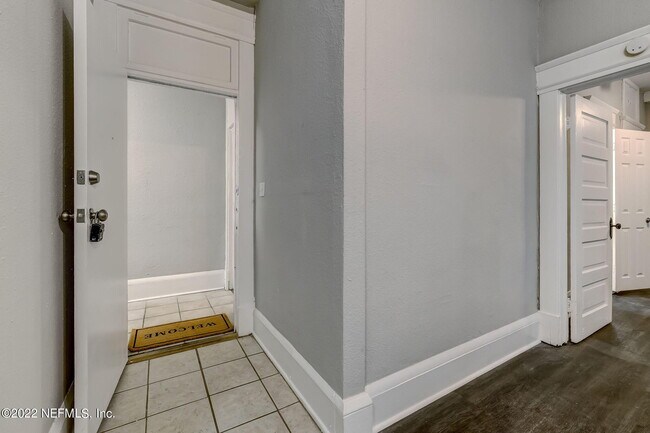 Building Photo - 2743 Vernon Terrace