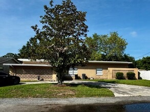 Building Photo - 210 N Lakeshore Dr