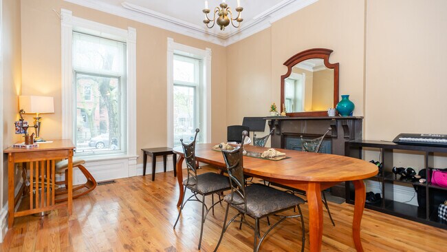 Foto del edificio - 1251 N Hoyne Ave