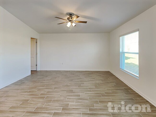 Foto del edificio - 9496 Revere Ave