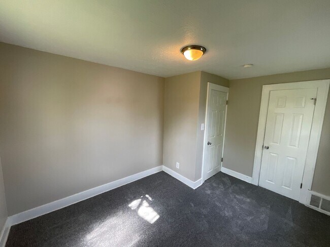 Foto del edificio - 21670 Ball Ave