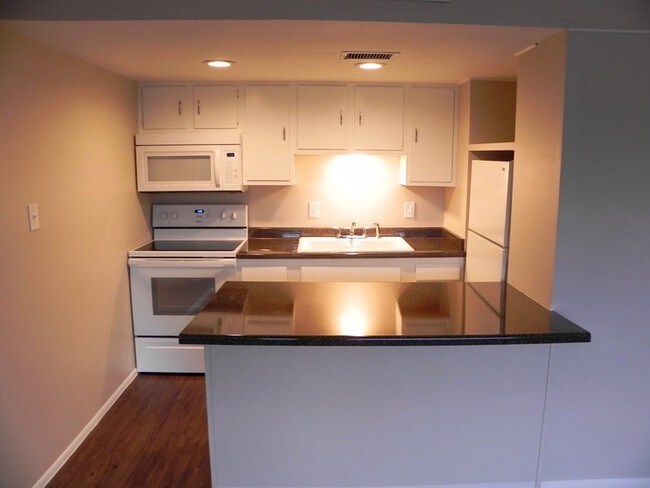 Building Photo - Move in Ready! Great Downtown location!