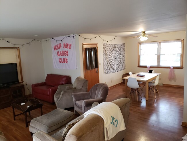 Foto del edificio - Huge House with Fenced-in Yard + 2 Kitchen...