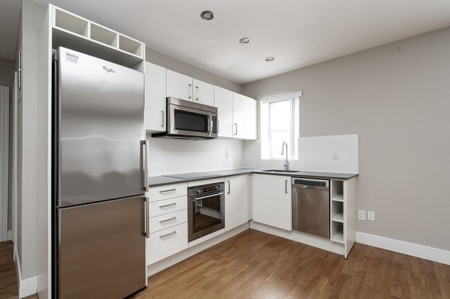 Building Photo - 81 Isabella St