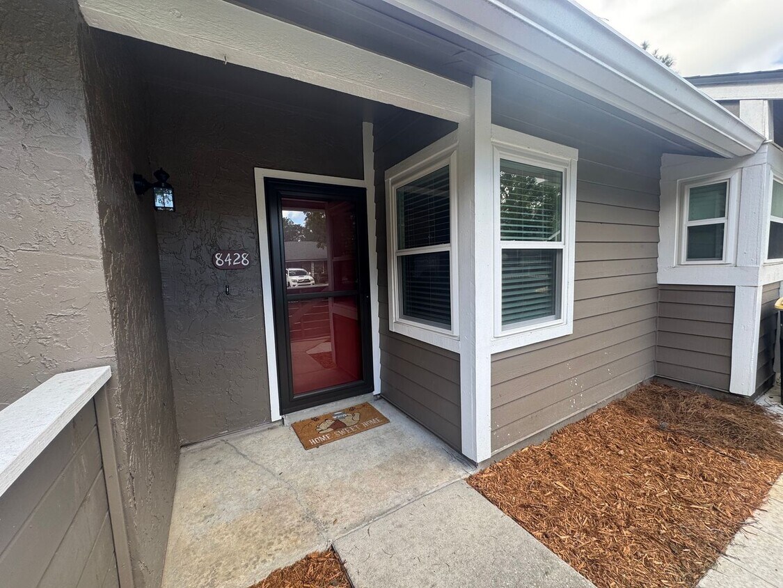 Foto del edificio - 8428 Long Meadow Cir N