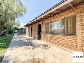 Building Photo - 2219 W Morten Ave