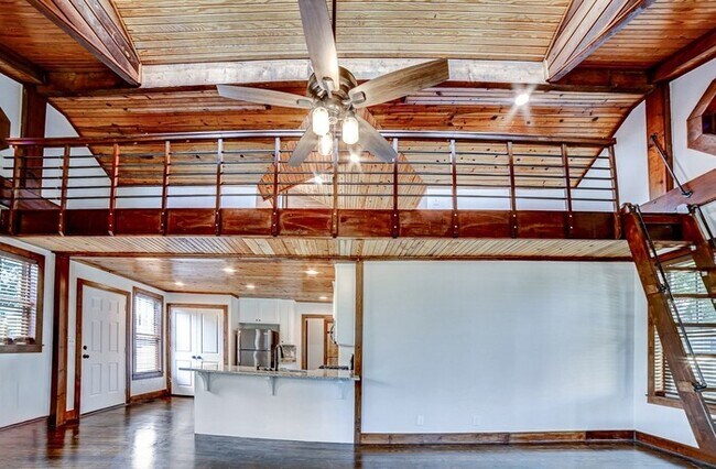 Foto del edificio - 3/2 Rustic Craftsman Home Of Your Dreams!