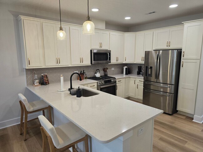 Foto del edificio - Rare Townhome Opportunity Near Hester Pond – Beautifully Upgraded Laurel Hills Retreat