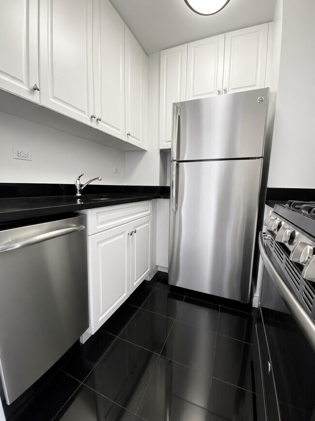 Foto del edificio - 323 E 50th St