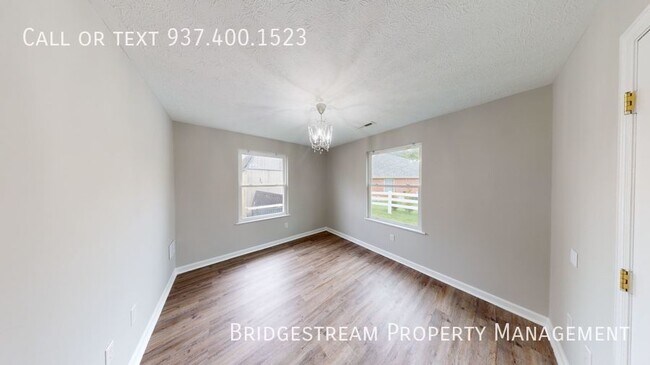 Foto del edificio - 3 Bed 2 Bath With Attached 2 Car Garage Du...