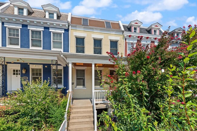 Photo - 445 Newton Pl NW House