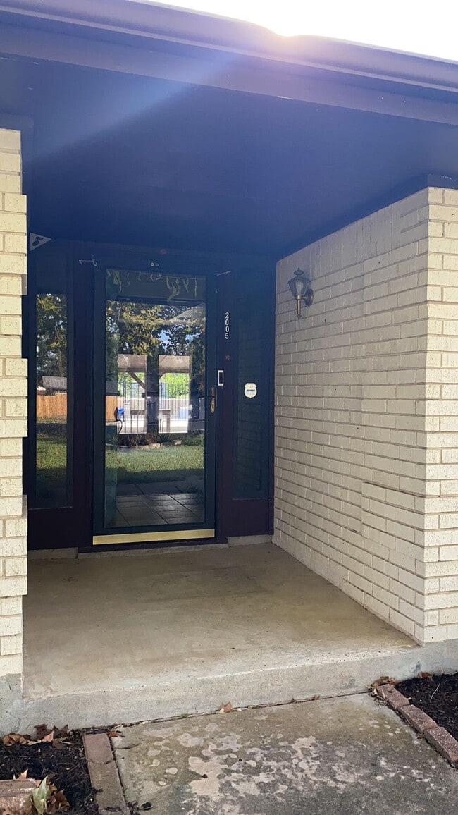 Building Photo - 2005 Magic Hill Dr