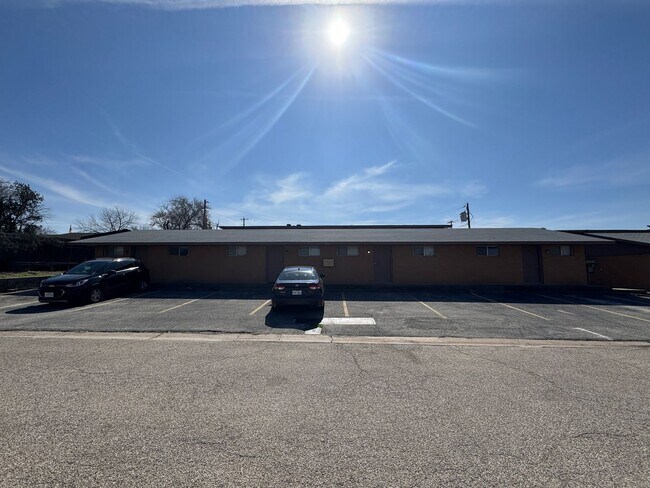 Foto del edificio - 806 Safady Ave