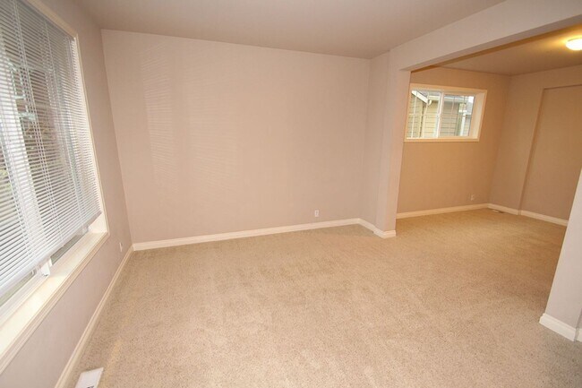 Foto del edificio - 4 BEDROOM WOODBRIDGE REDMOND HOME FOR RENT...