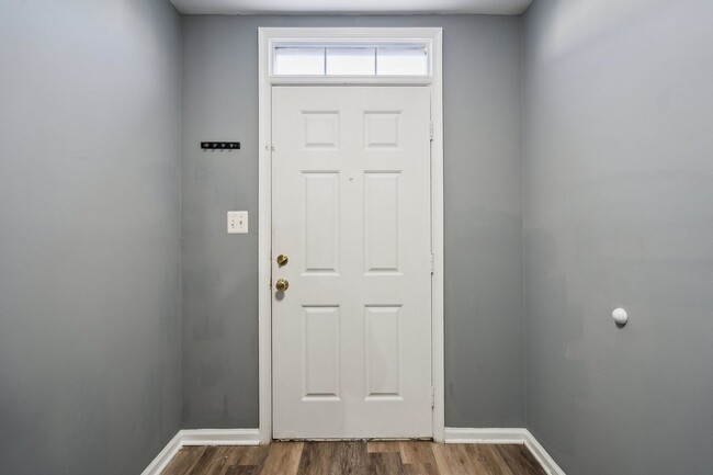 Building Photo - Stunning 3 bed 2 bath townhome in Kingstowne!