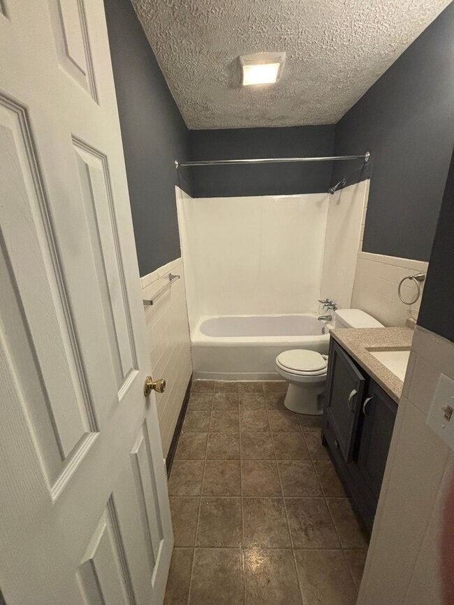 Building Photo - Beautifully Renovated 3 bedroom