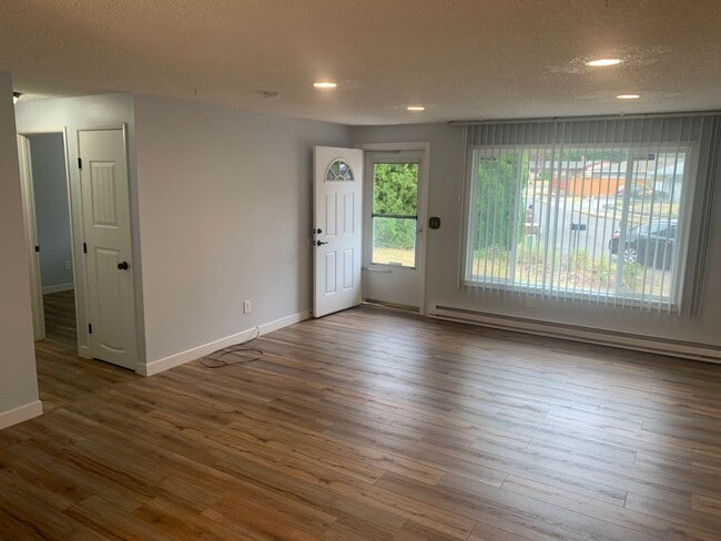 Building Photo - Tidy Gresham Ranch Style Home