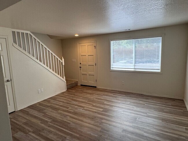 Foto del edificio - 2 BEDROOM TOWNHOME IN PHOENIX